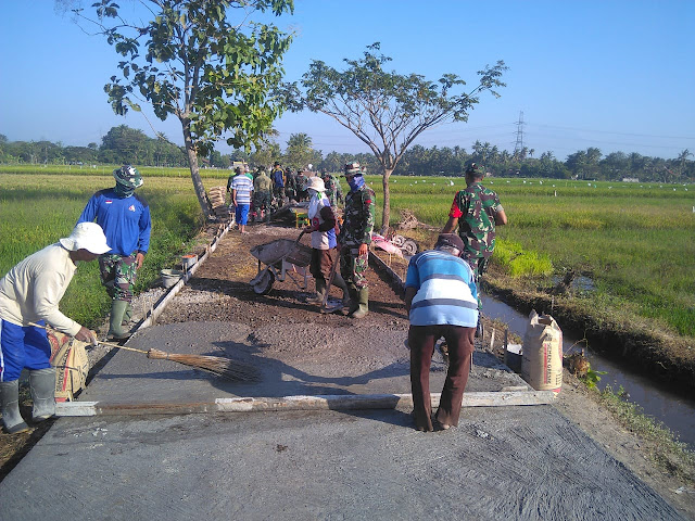 Jalan Dibeton TNI, Tidak Akan Lagi Menemui Beceknya Jalan Disaat Penghujan