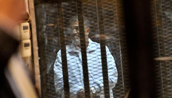الدفاع المنتدب في قضية التخابر: مرسي الرئيس الشرعي.. والمحكمة ترد: تحدث في القان