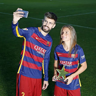 Alexia Putellas berfoto bersama Gerard Pique setelah meraih penghargaan Pemain Terbaik Catalan 2015