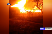 Diduga Korsleting Listrik, 2 Rumah Di Bojonegoro Ludes Terbakar
