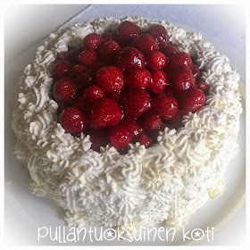 #kakku #täytekakku #mansikkakermakakku #kuohukerma #isänpäivä #isänpäiväkakku #äitienpäivä #äitienpäiväkakku #syntymäpäiväkakku #leivonnainen #cake #creamcake #strawberrycake #kermakakku #baking