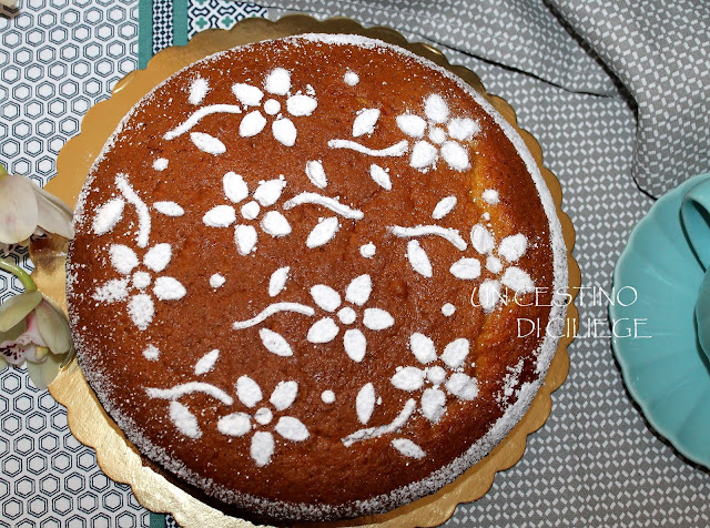 Torta al cocco farcita con confettura di fragole, senza burro