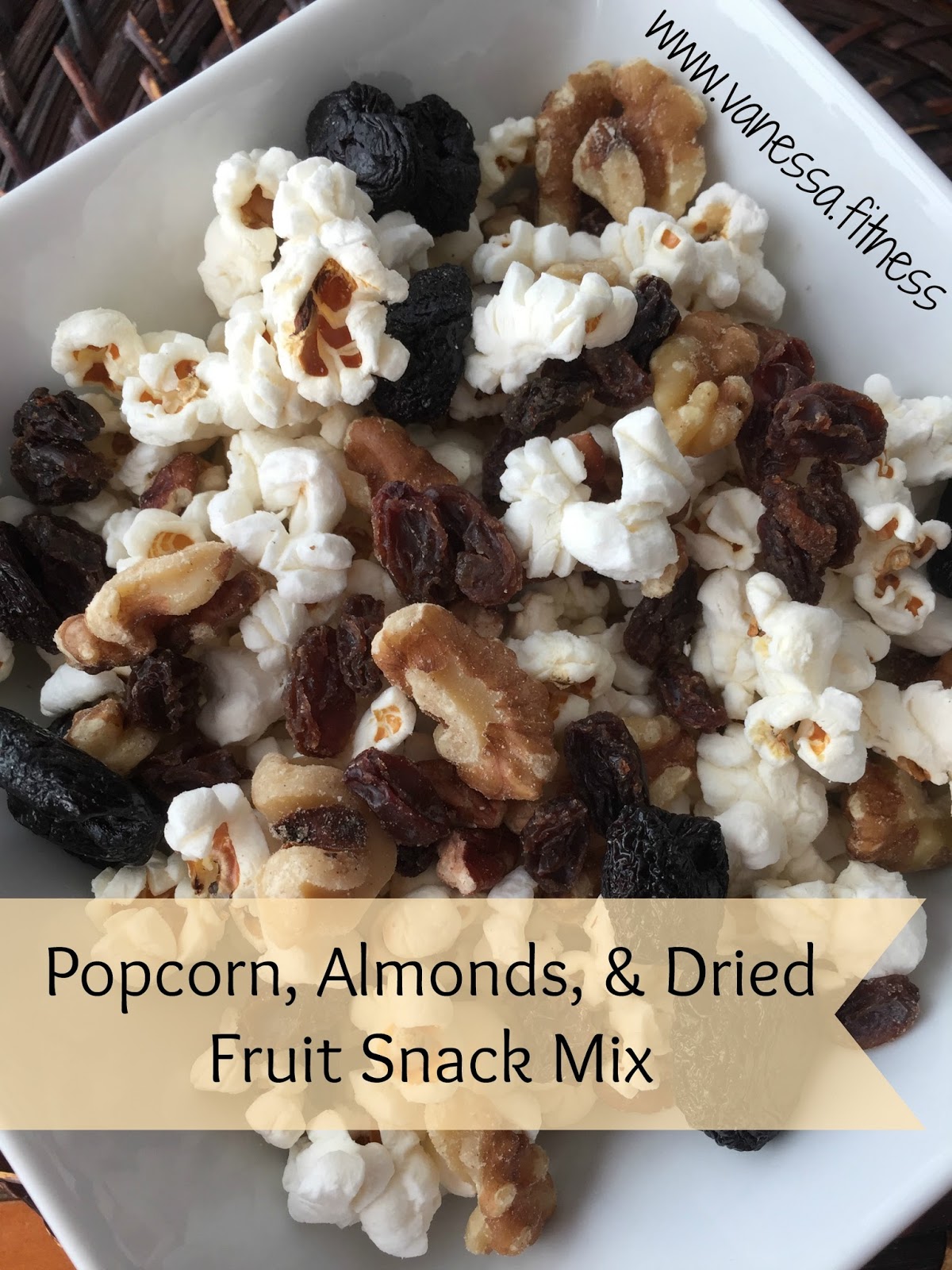 Popcorn, Almonds, and Dried Fruit Snack Mix Country Heat/21 Day Fix