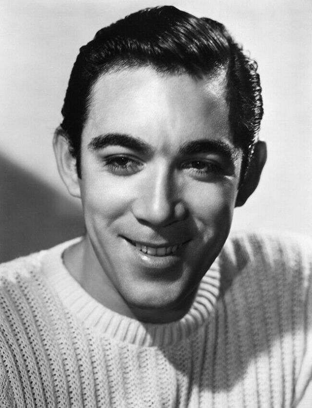 Handsome Portrait Photos of Anthony Quinn in the 1930s and ’40s