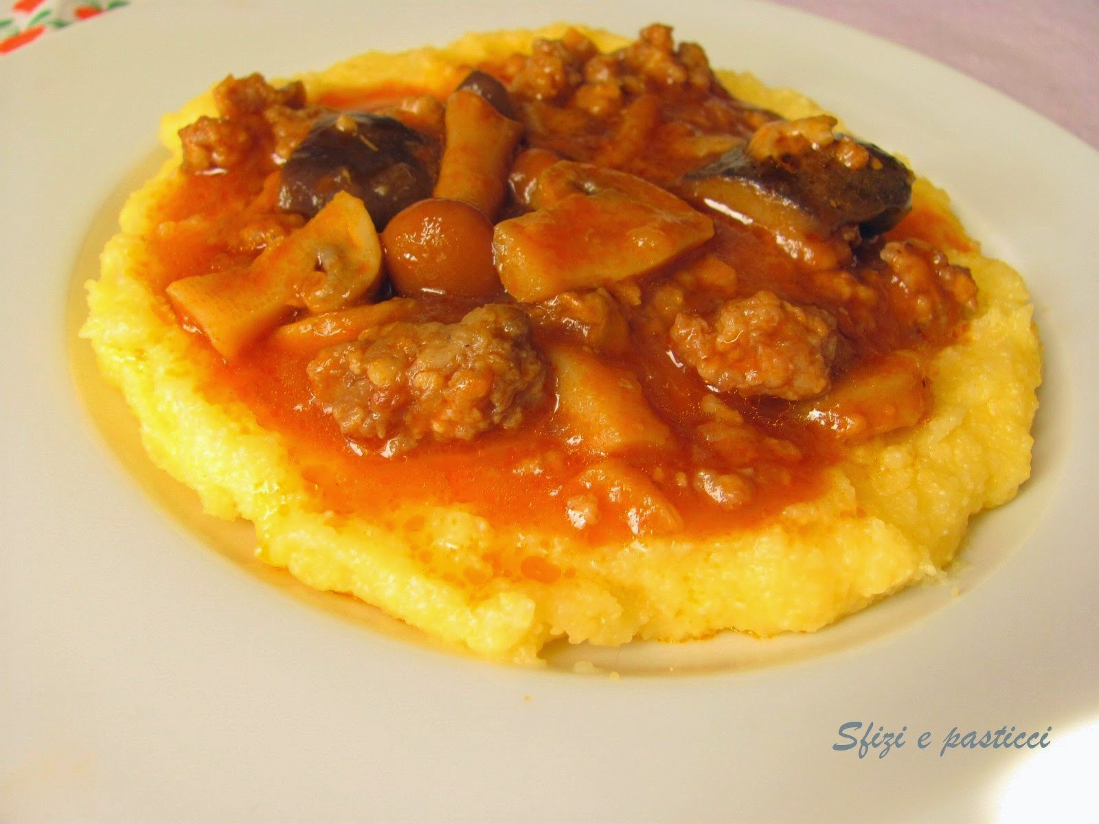 Sfizi e pasticci Polenta con funghi e salsiccia