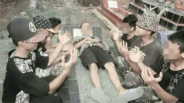 Barisan Bocah Alay Berulah, Foto Bocah Tiduran di Atas Makam Ini Bikin Netizen Geram