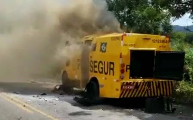 Quadrilha fortemente armada explode carro-forte na BR-324 Bandidos fortemente armados explodiram um carro-forte da empresa Prossegur, na manhã desta sexta-feira (2), por volta das 11h30, na BR-324, próximo ao acesso para o distrito de Itaitu, em Jacobina.