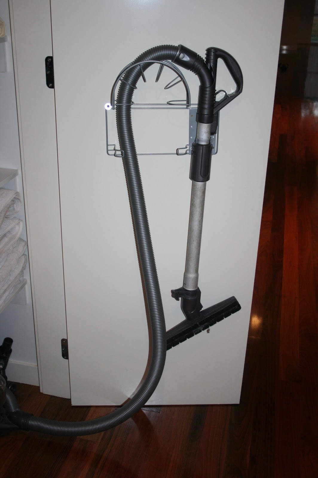 Vacuum Hose Holder Storage | Tyres2c