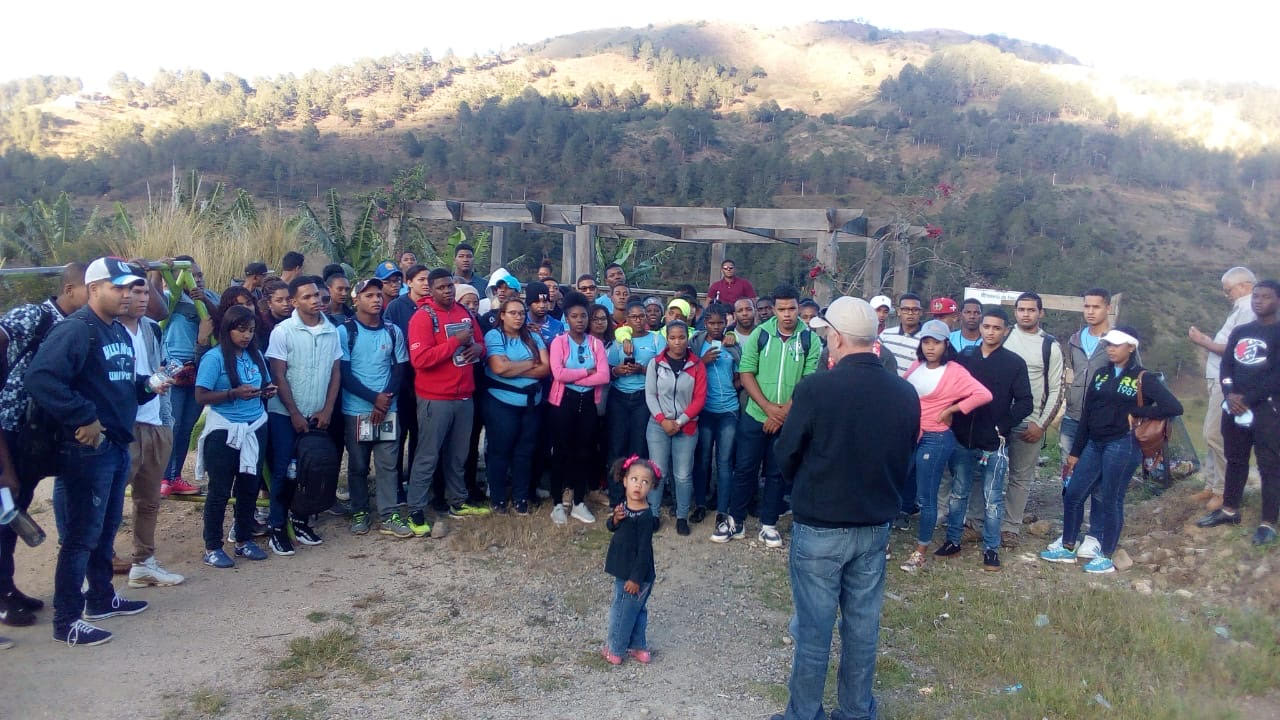 Dr. José Vásquez, se dirige a los estudiantes en Villa Poppy.