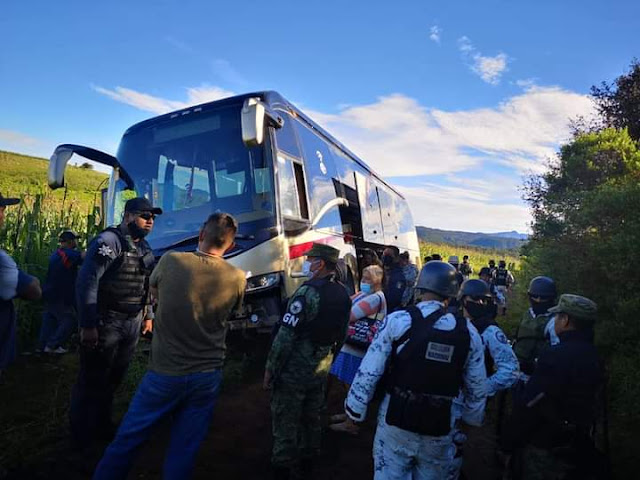 Asaltan autobús turístico en Carretera Uruapan -Carapan