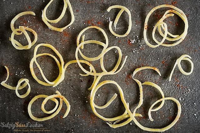 Rezept: Kibbeling mit Joppiesauce für Kinder (Gastbeitrag). Mit Kartoffel-Spaghetti schmeckt dieses tolle Fisch-Gericht aus Holland besonders lecker, und Michael erzählt auf Küstenkidsunterwegs, was man für Kibbeling mit Joppiesauce alles an Zutaten braucht.