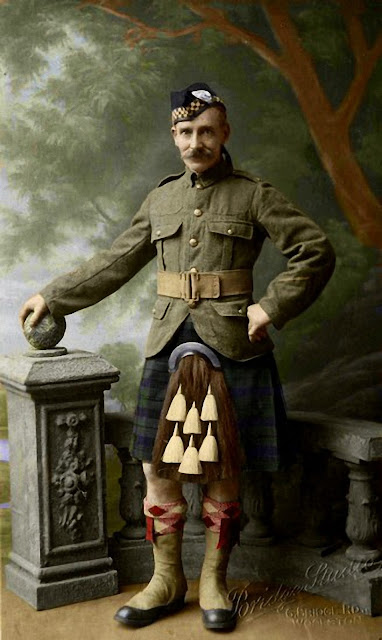 Шотландский горный стрелок в традиционной юбке - килт