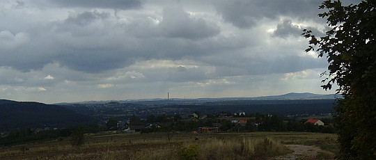 Widok na Kielce z drogi grzbietowej Baraniej.