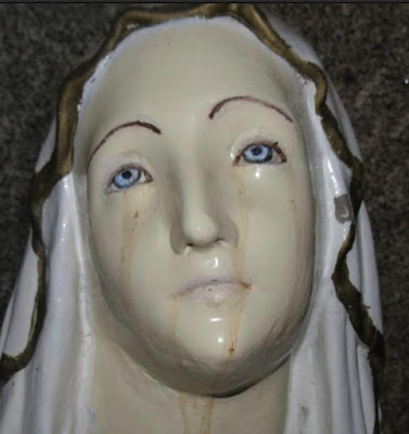 Imagen de la virgen católica llora sangre