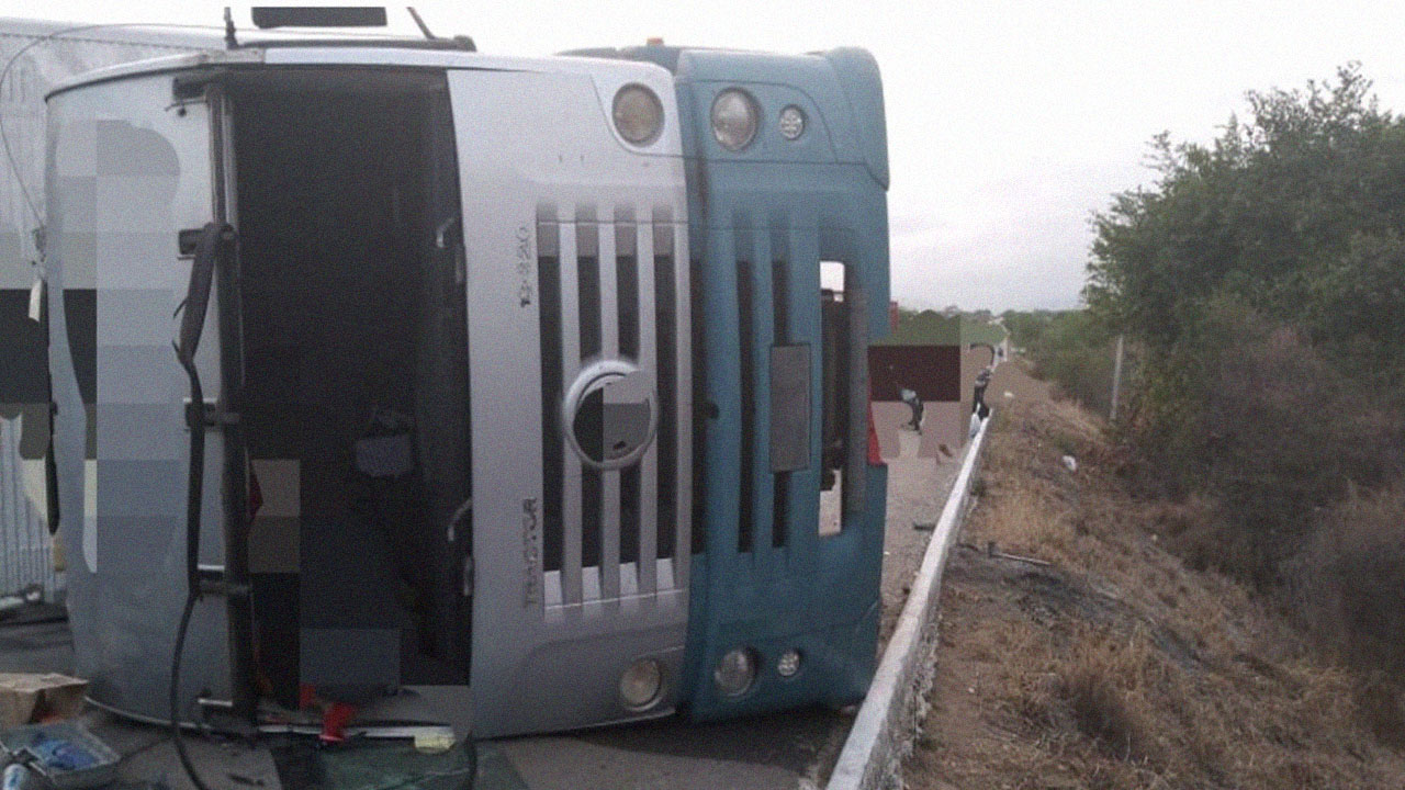 Caminhão tomba e interdita totalmente a BR-232, em Sertânia