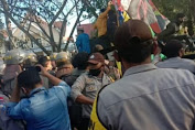 Polisi Bubarkan Unjuk Rasa Secara Brutal Di Depan Kantor DPRD Kabupaten Jeneponto