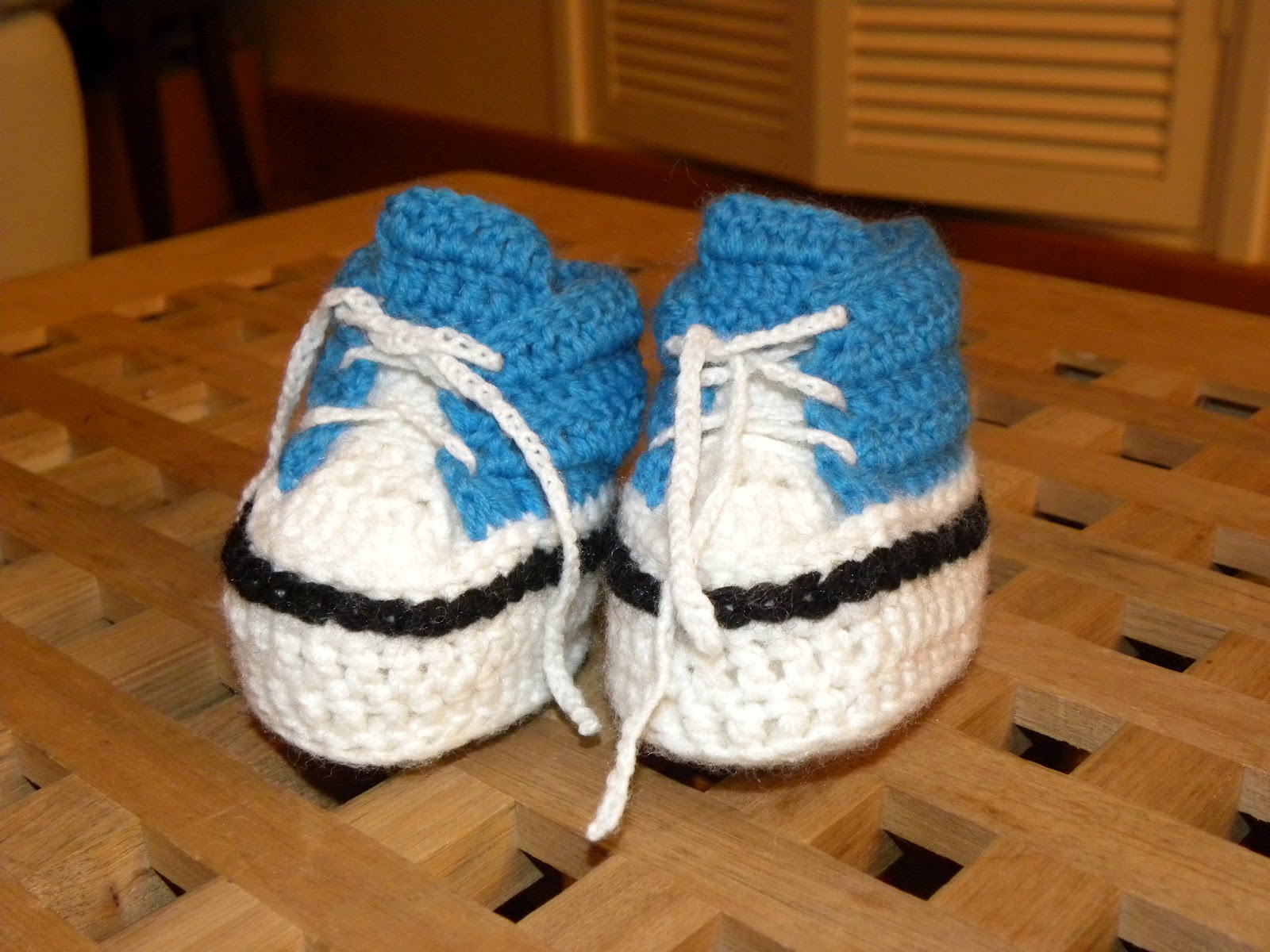 Blij dat ik Brei: Baby Converse in het Nederlands!