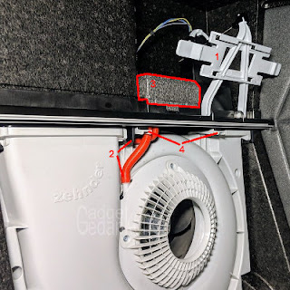 Schritte zur Entnahme der Ventilatoren Ventilator der Zehnder ComfoAir Q350 in eingebautem Zustand.