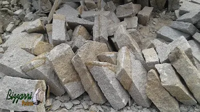 Pedra para escada de pedra do tipo rachão com canto manual de pedra de granito em vários tamanhos. Um tipo de pedra rústica muito fácil de fazer escada de pedra sendo em tamanhos variados e cores variadas.