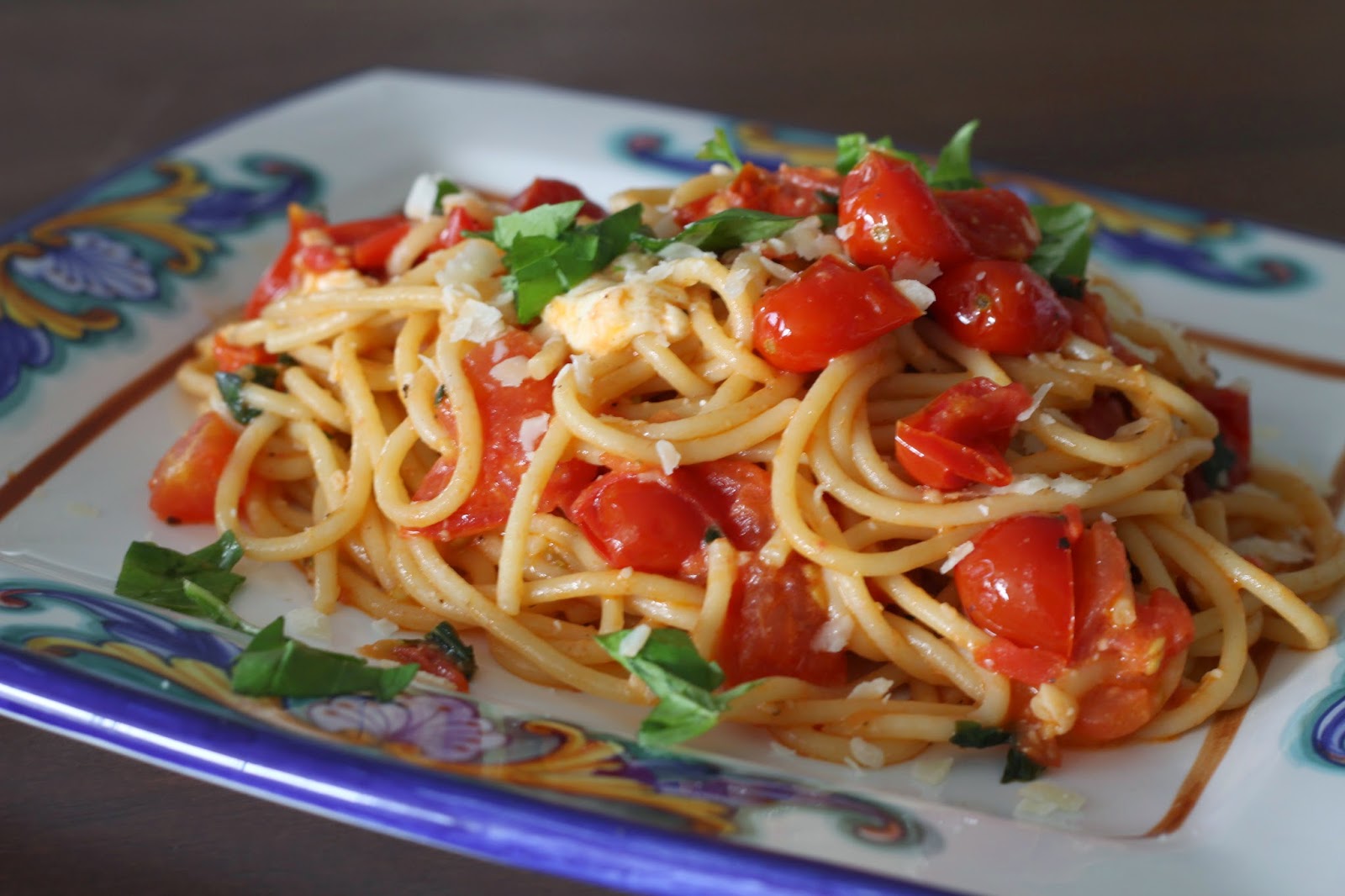Итальянское блюдо из лапши. Итальянская паста с помидорами. Итальянская паста фото.