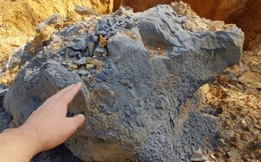 Phát hiện chất thải ‘lạ’ chôn trộm gần nguồn nước sạch ở Sóc Sơn