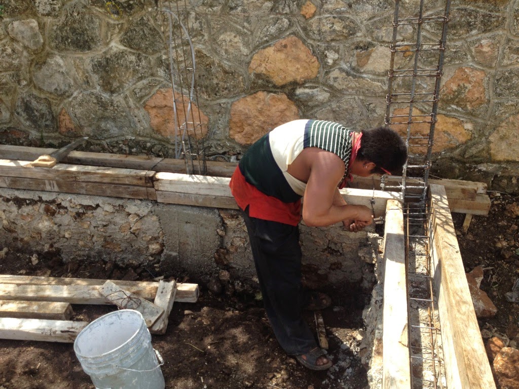 Building my home in the Yucatan Peninsula Leveling beam (Cadena de