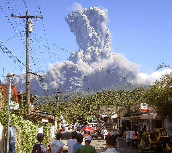 Panache de cendres de l'éruption phréatique du volcan Bulusan, février 2011