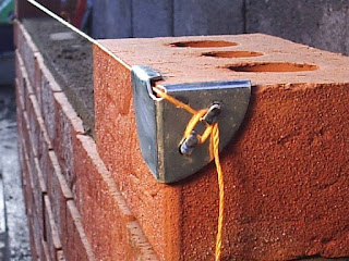 Herramienta para colocar el cemento entre ladrillos