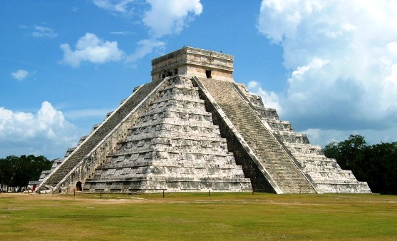 Templo+de+Kukulkan+-+Chichén-Itza+(México)+-+historiasylvio.blogspot.com.br.jpg (557×338)