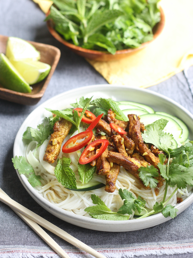 Vietnamese pork noodle salad recipe by SeasonWithSpice.com