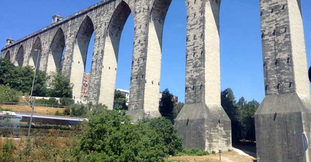 The aqueduct as seen from the train