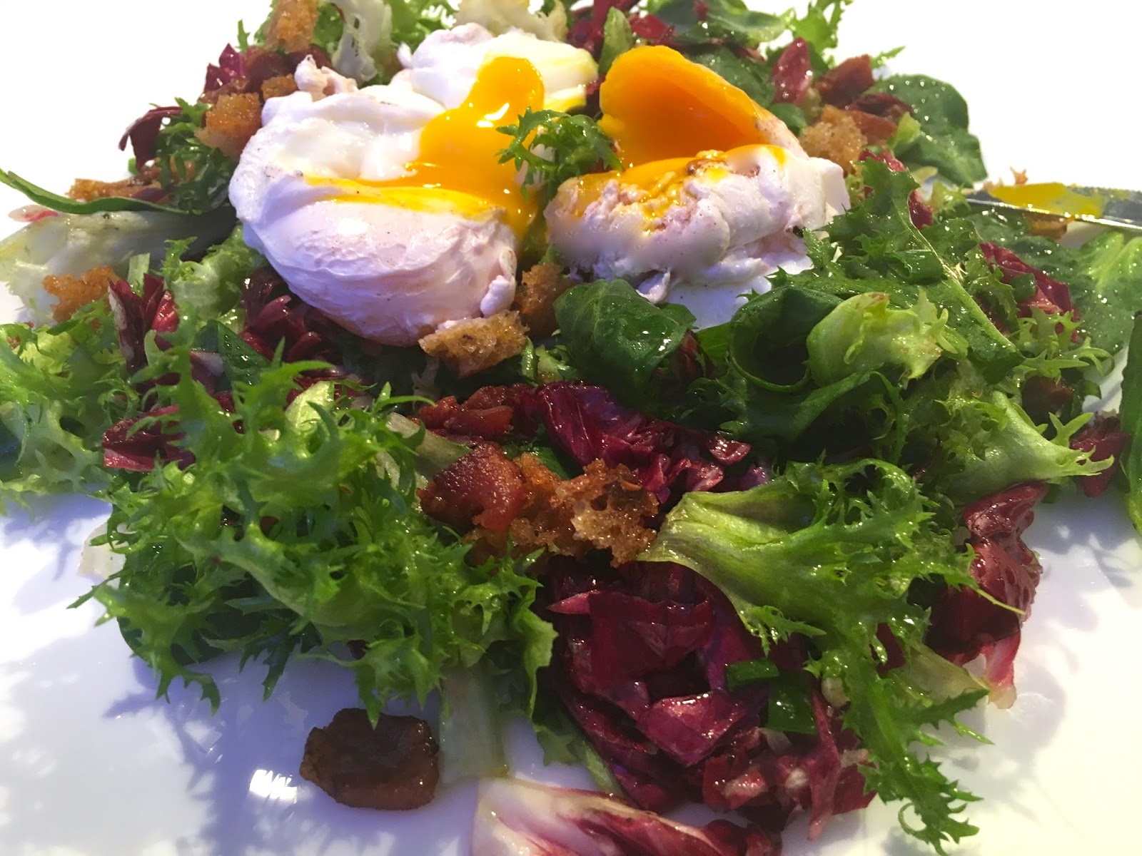 Bonjour Alsace: Salat mit Frisée, Speck, croûtons und das perfekt ...