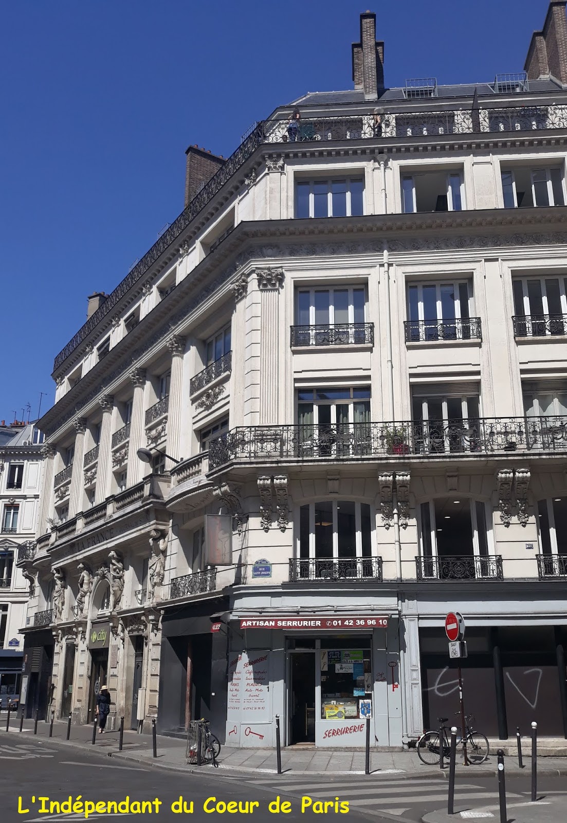 L'Indépendant du Coeur de Paris MMCLXXIX La façade très richement décorée de L'Indépendant du Coeur de Paris MMCLXXIX La façade très richement décorée de