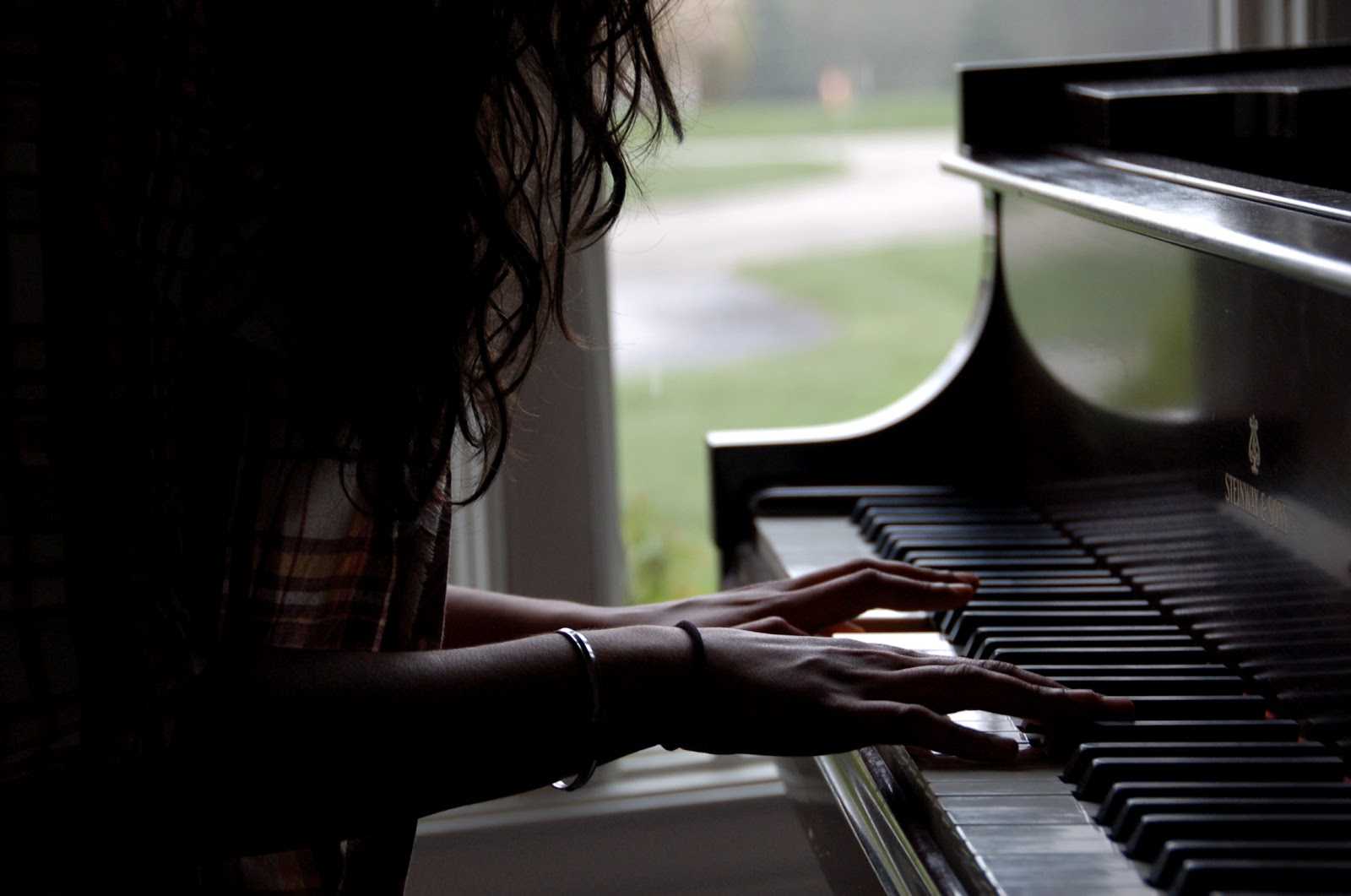 Скука музыка. Девушка на рояле. Девушка и фортепиано. Девушка и пианино. Девушка за роялем.