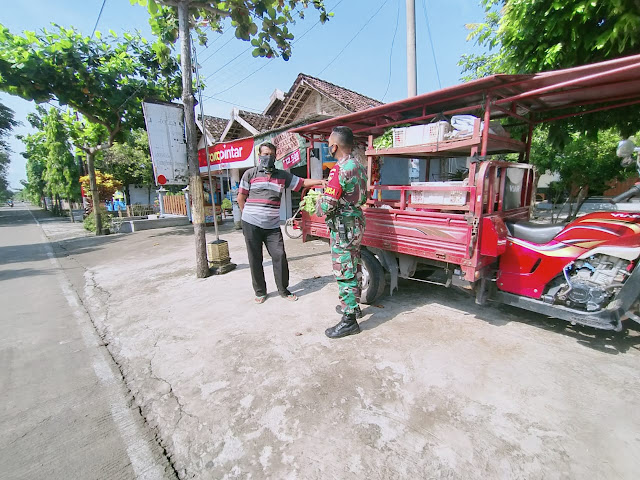 Babinsa Singopadu Komsos Dengan Pedagang Sayuran Keliling