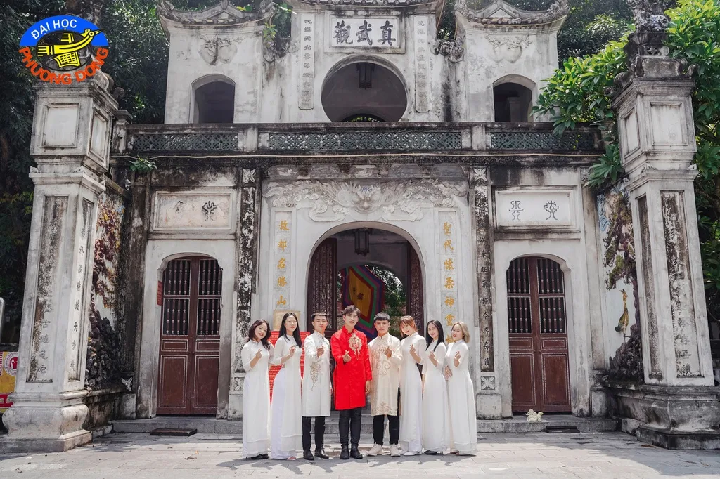 Sinh viên ĐH Phương Đông check-in quảng bá nét đẹp thủ đô