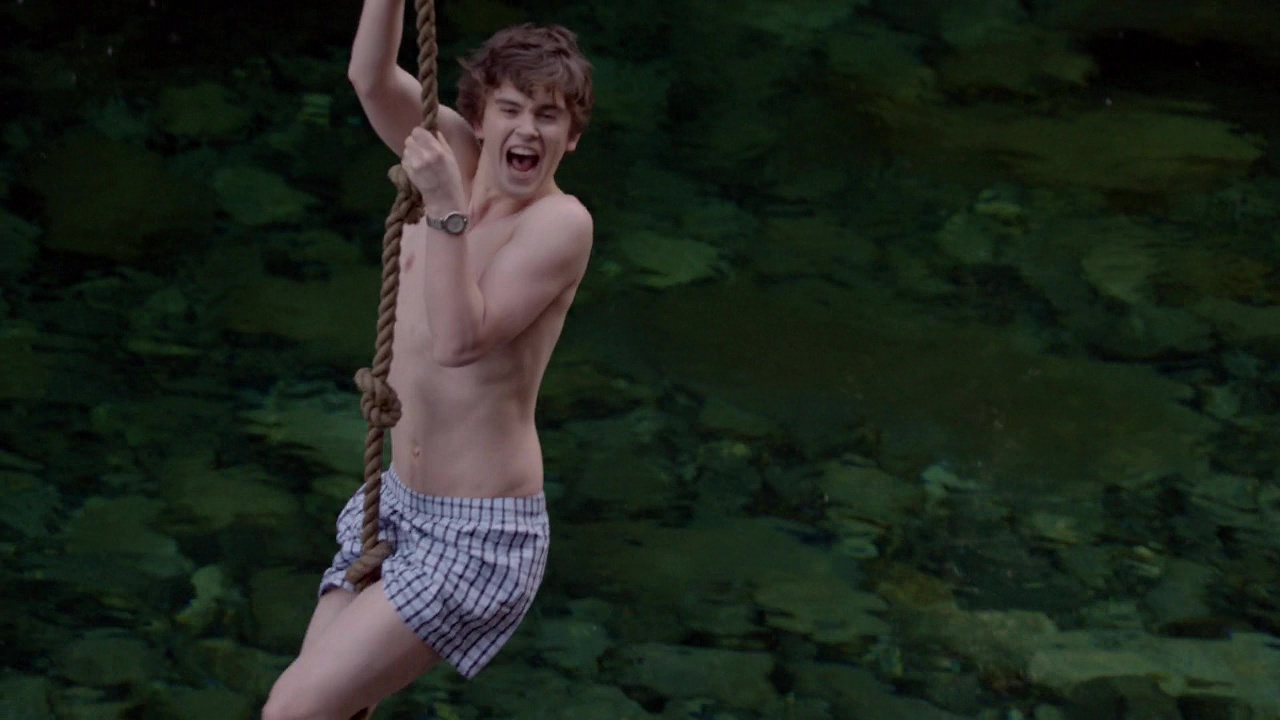 Keenan Tracey, Freddie Highmore and Max Thieriot shirtless in Bates Motel 2...