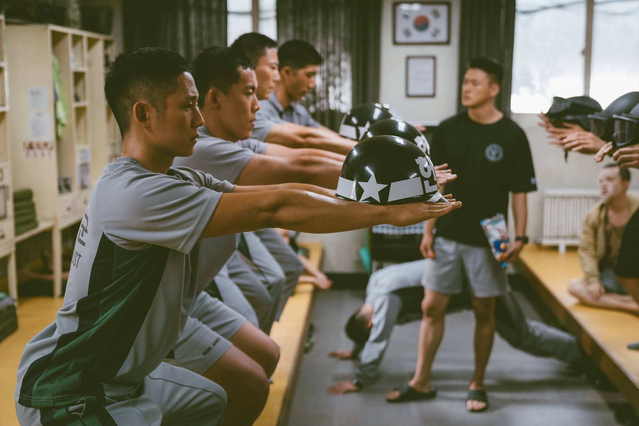 охотники за дезертирами 2 сезон. охотник за дезертирами дорама. преследование фильм корея. фильмы корейские про дезертиров. охотники сериал 2022.