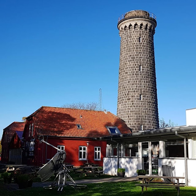 Die Ostseeinsel Bornholm: 12 neue Ausflüge für Familien. Der weiße und der graue Turm samt Nebengebäuden bilden ein Erlebniszentrum für die ganze Familie.