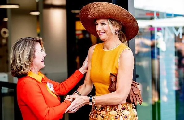 Queen Maxima wore a yellow embellished dress by Oscar de la Renta. Queen Maxima wore Oscar de la Renta embellished dress