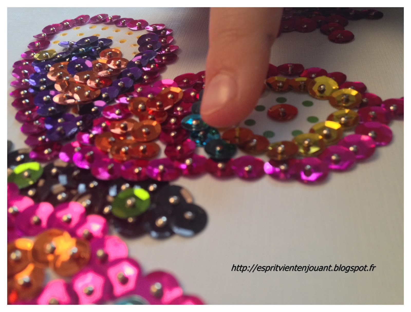 L'esprit vient en jouant Un tableau en sequins une belle décoration