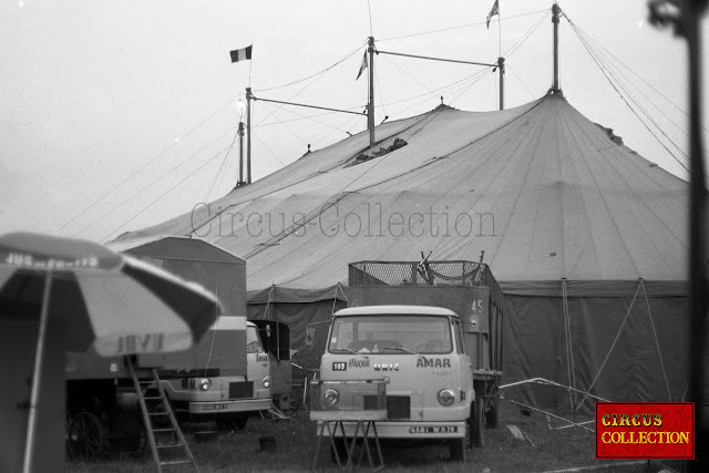 camion et roulotte derrière le chapiteau du cirque Amar