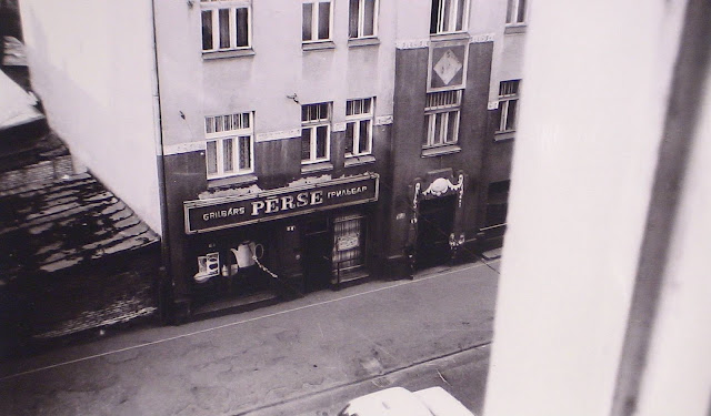 Апрель 1991 года. Рига. На улице Суворова (А. Чака), 54 с видом на грильбар "Pērse"