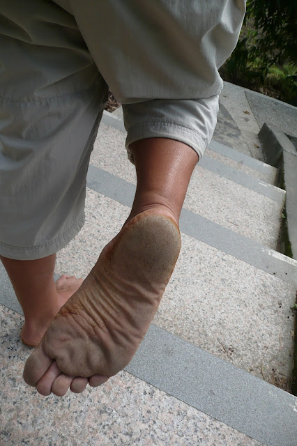 赤腳走路是需要練習的 有練習就不會痛不會受傷