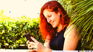 Femme souriant smartphone, gagner de l'argent en ligne avec des sondages, sondages en ligne, argent web