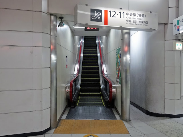 エスカレーター,新宿駅〈著作権フリー無料画像〉Free Stock Photos
