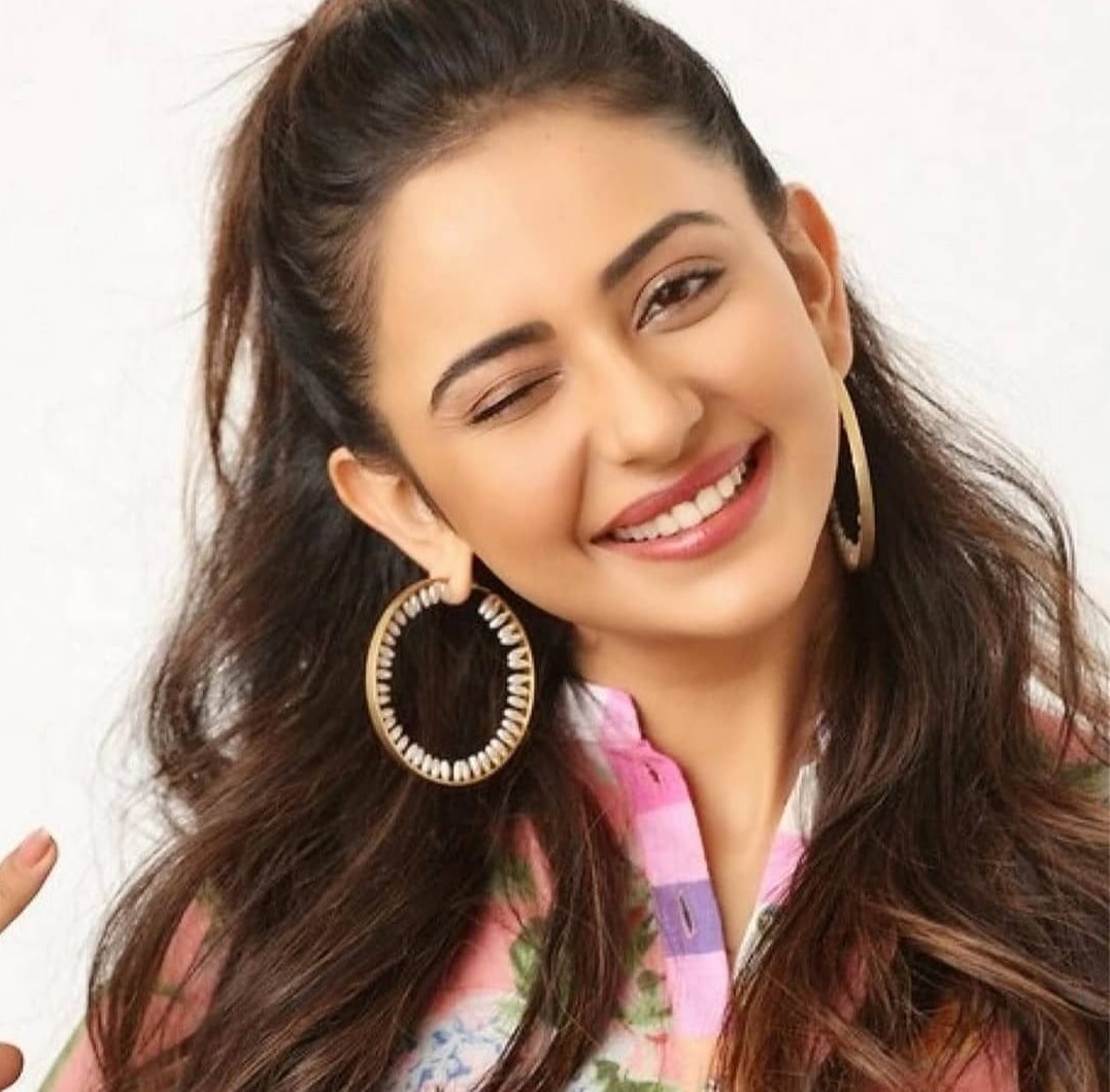 [Image: Rakul%2BPreet%2Bin%2BPink%2BDress%2Bwith...BSmile.jpg]