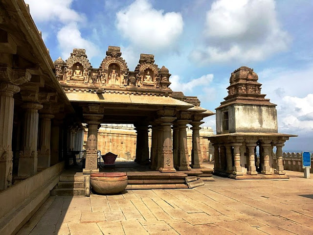 Гоматешвара, вход в храм