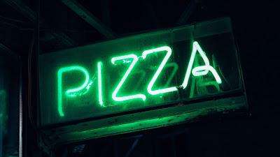 Screen background for free pizza, green neon