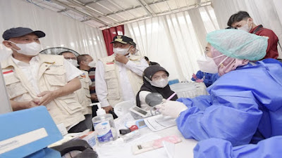 Wagub Uu Ruzhanul Dampingi Menteri Koperasi dan UKM Tinjau Vaksinasi percepat Herd Immunity di Garut